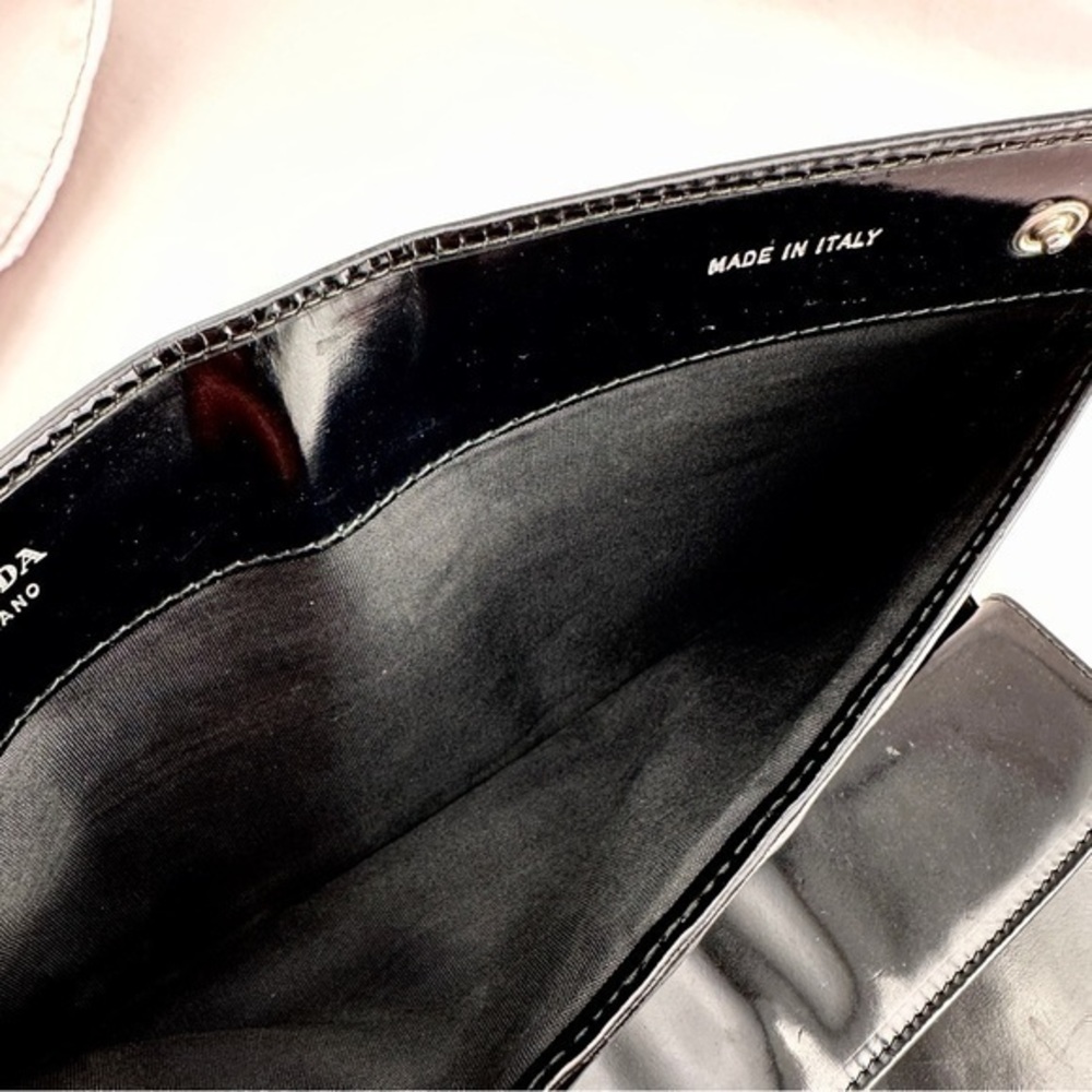 EXCELLENT CONDITION Prada wallet in black. - Picture 8 of 15